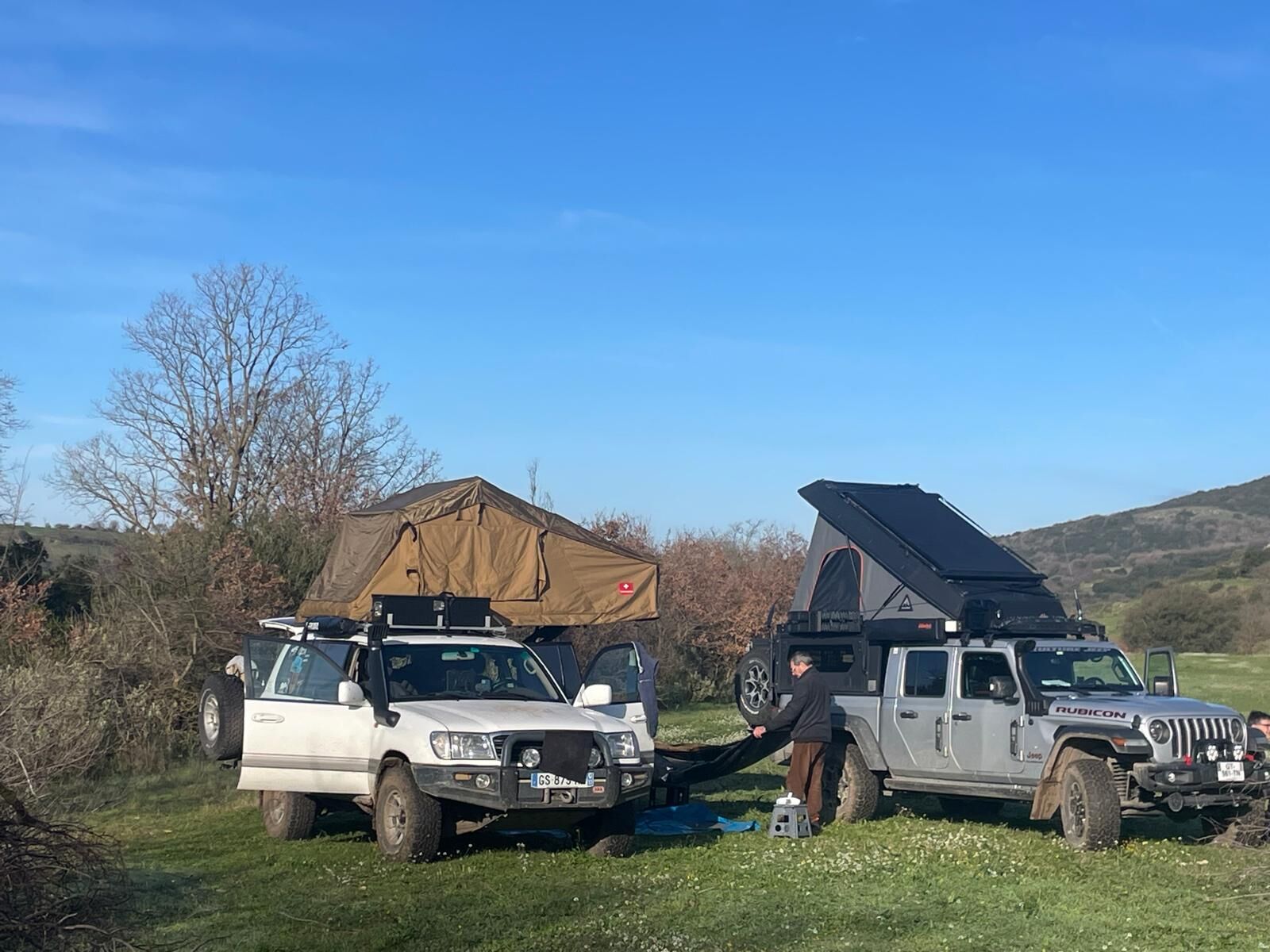 Overland vehicles with rooftop tents at Šumski Mir